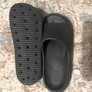 Black platform wild fable slides size 9